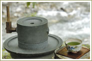 鮮やかな緑色の静岡県産碾茶